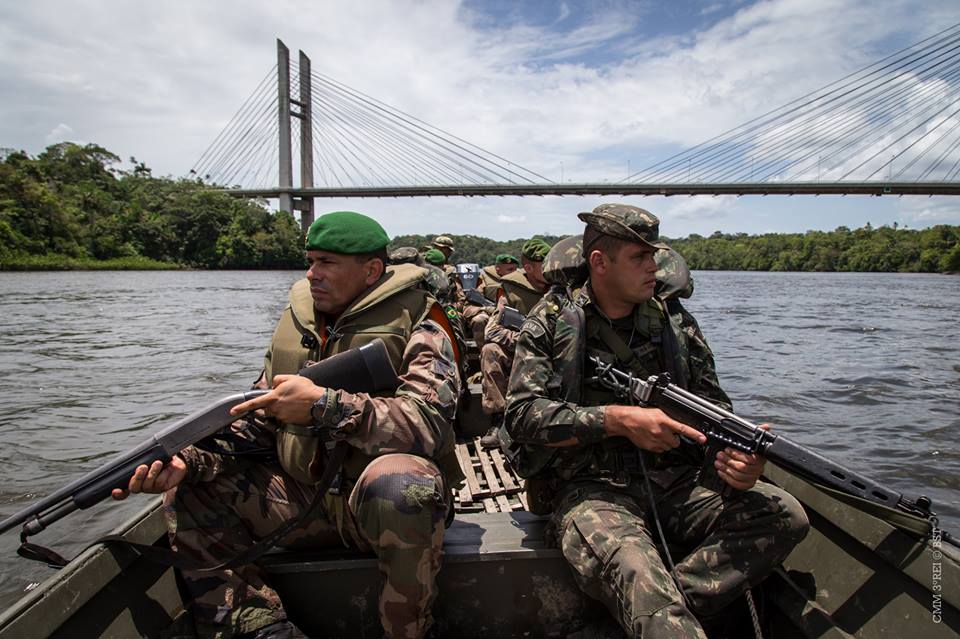 Joint patrol between French Foreign Legion and Brazilian Army on Oyapok river (border between French Guiana and Brazil) 