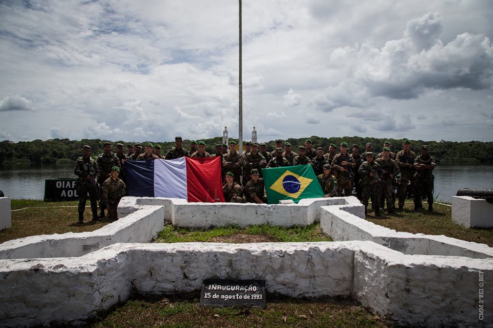 Joint patrol between French Foreign Legion and Brazilian Army on Oyapok river (border between French Guiana and Brazil) 