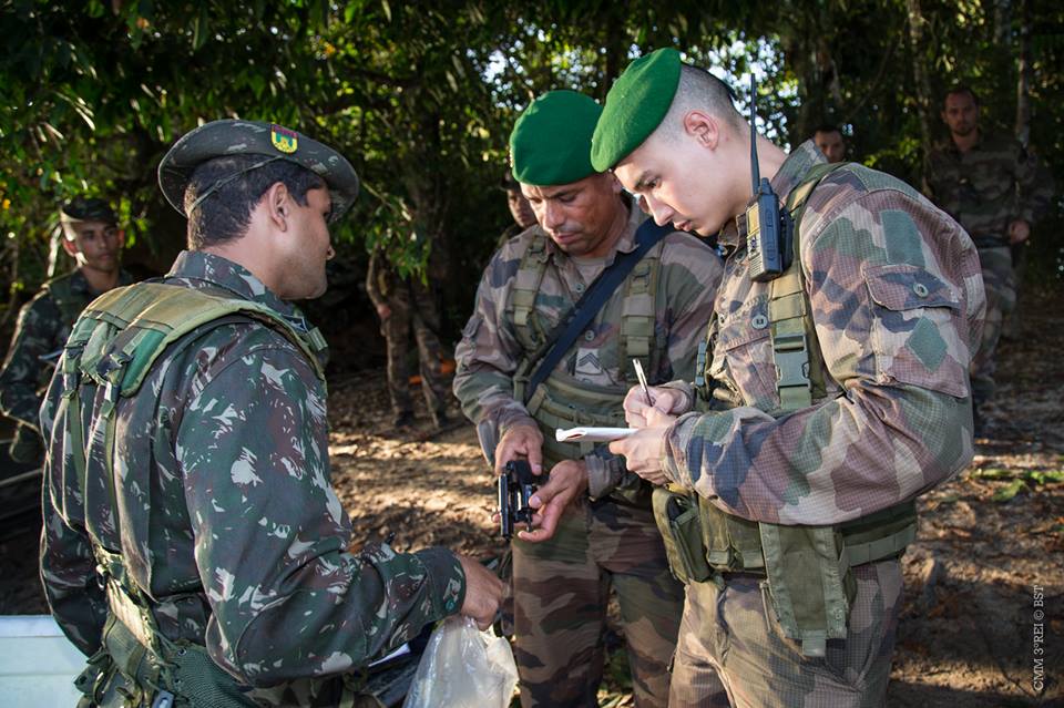 Joint patrol between French Foreign Legion and Brazilian Army on Oyapok river (border between French Guiana and Brazil) 