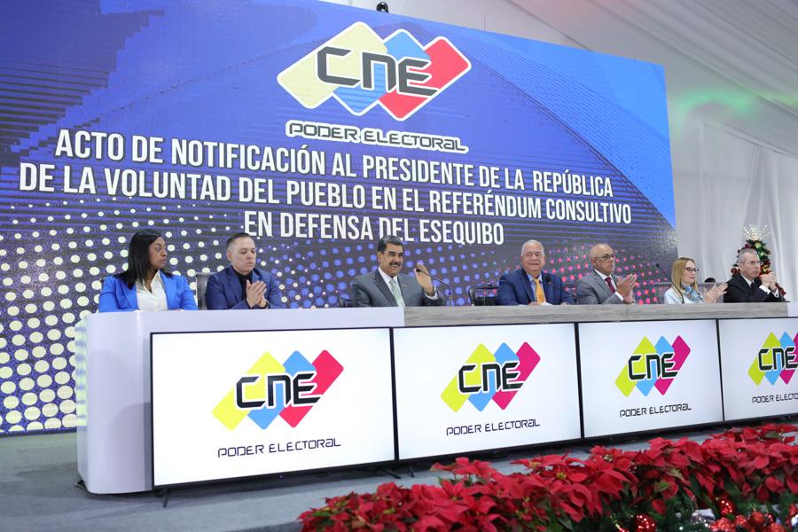 This referendum is binding and I abide by the decision of the people, emphasized the head of state Maduro before the opinion matrix of international media that ignore the Venezuelan Constitution.